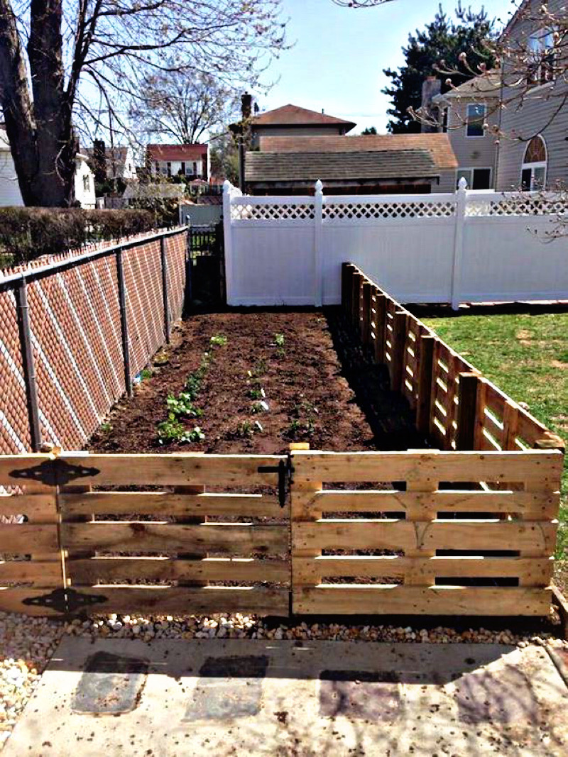 طراحی حصار باغ - ایجاد نرده با پالت چوبی بازیافت شده