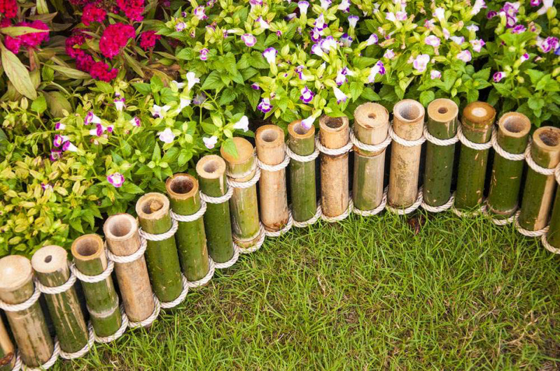 طراحی حصار باغ - دیوار حائل چوبی با شاخه های بامبو